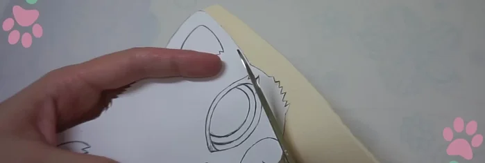 Recorta el contorno del gato, incluyendo los ojos y la orejita interior.