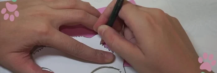 Recorta y pega la nariz y la boca. Contornea los bordes para un mejor acabado.