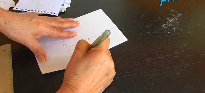 Dar forma al molde. Formar el zapatito con el molde, cortando el exceso de tela. Cortar al ras para evitar que quede muy suelto.