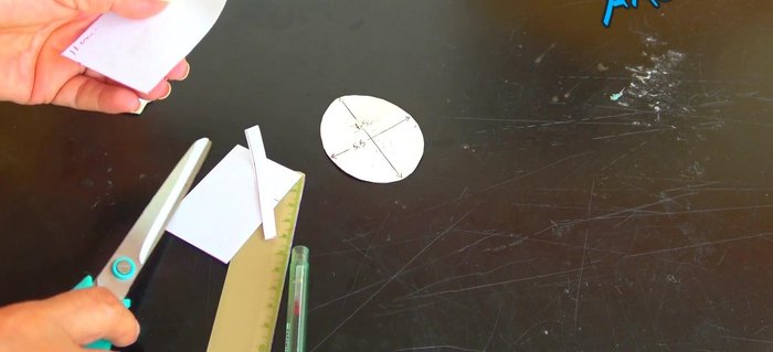 Ajustar la base. Recortar la base para que tenga una forma ovalada y puntiaguda en la parte de los dedos del perro. Se le puede agregar 2 cm. al contorno para que proteja bien la base de la pata.