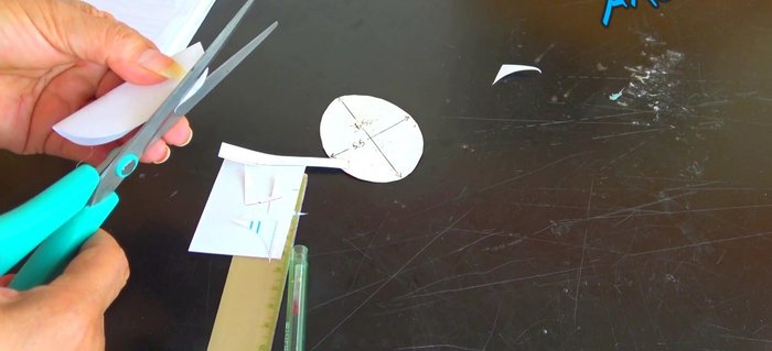 Ajustar la base. Recortar la base para que tenga una forma ovalada y puntiaguda en la parte de los dedos del perro. Se le puede agregar 2 cm. al contorno para que proteja bien la base de la pata.