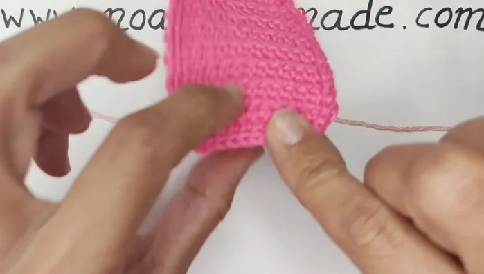 Vueltas del alzado: Talla grande (Maggie): 4 vueltas con un punto bajo en cada punto. Talla pequeña (Peggy): 2 vueltas con un punto bajo en cada punto. 