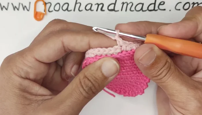 Vueltas del alzado: Talla grande (Maggie): 4 vueltas con un punto bajo en cada punto. Talla pequeña (Peggy): 2 vueltas con un punto bajo en cada punto. 