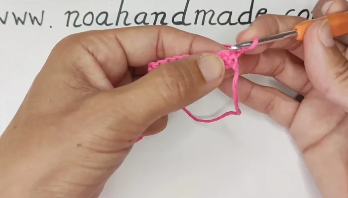 Filas 3 a 14 (talla grande) / Filas 3 a 9 (talla pequeña): Un punto bajo en cada punto.