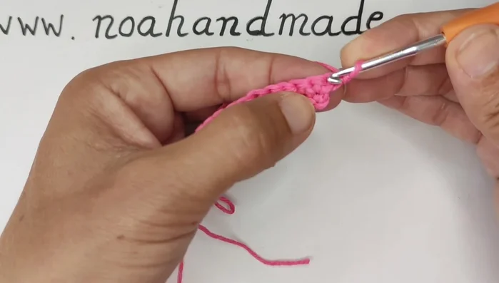 Filas 3 a 14 (talla grande) / Filas 3 a 9 (talla pequeña): Un punto bajo en cada punto.