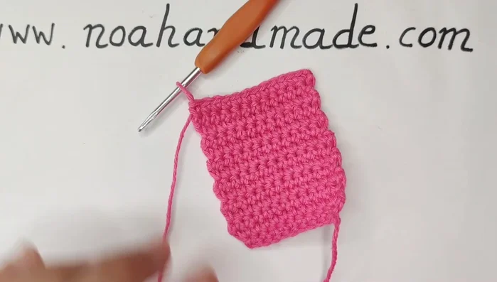 Disminuciones: Para la talla grande (Maggie), hacer tres filas de disminuciones (dejando 1,5 cm para el total de altura). Para la talla pequeña (Peggy), hacer dos filas de disminuciones (dejando 1 cm para el total de altura). En cada fila de disminución: disminuir al principio y al final de la fila.