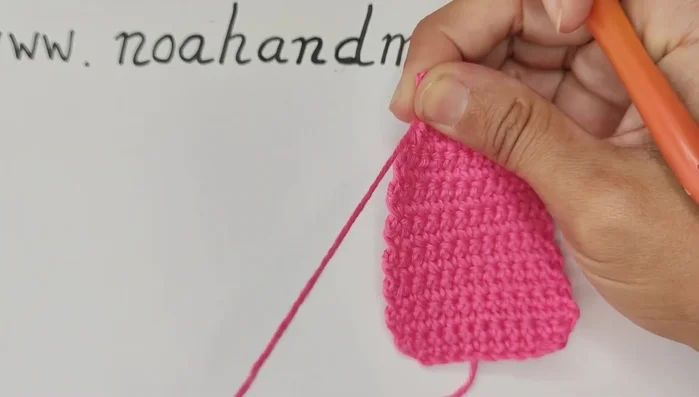 Puntos deslizados: Una vez terminadas las disminuciones, realizar una vuelta de puntos deslizados alrededor de la suela. En las esquinas, hacer dos puntos deslizados juntos.