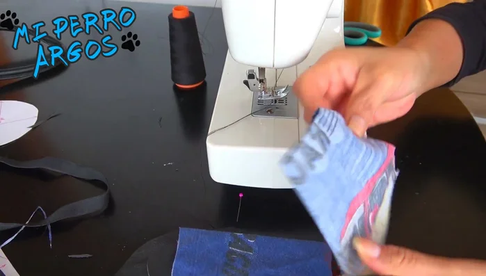 Coser la liga elástica en la parte superior, asegurandola bien para que quede ajustada al tobillo del perro. 