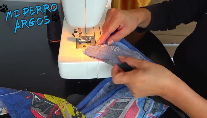 Coser la liga elástica en la parte superior, asegurandola bien para que quede ajustada al tobillo del perro. 