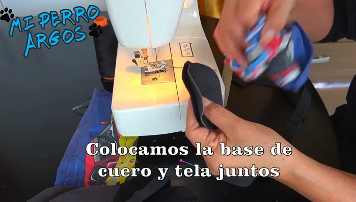 Coser la base (tela y cuero) a la parte superior del zapato, con el cuero hacia adentro. Coser en redondo, preferiblemente con puntada en zig-zag para mayor seguridad.