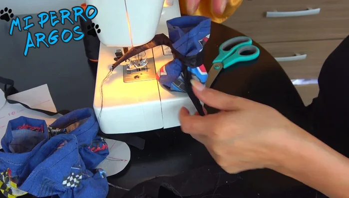 Hacer las tiras para amarrar. Cortar tiras de 4 cm de ancho y 30 cm de largo, doblarlas por la mitad y coserlas donde empieza la liga.