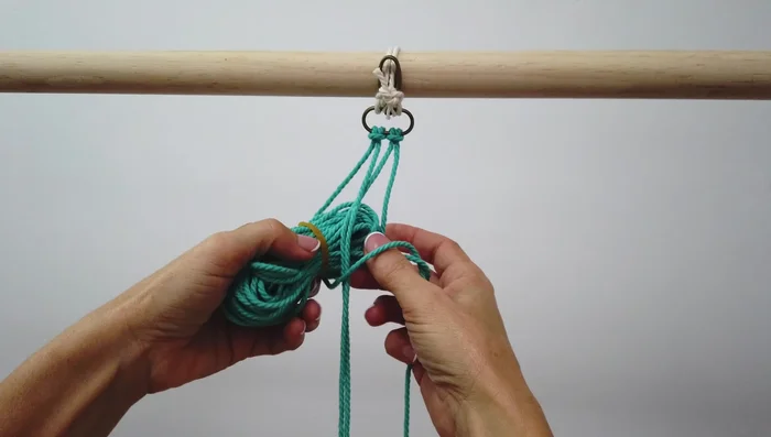 Tejer con nudo cuadrado hasta los 120 centímetros.