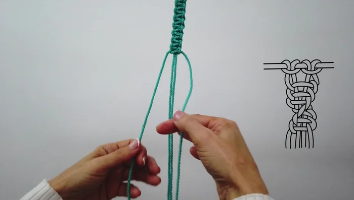 Tejer con nudo espiral hasta alcanzar los 30 centímetros. (Recordar la técnica: siempre pasar por delante la misma cuerda).