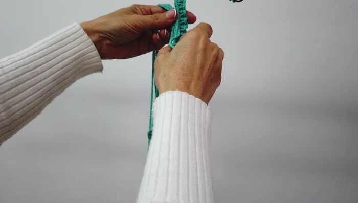 Doblar el asa por la mitad y hacer un nudo mágico con la cuerda de 1 metro.