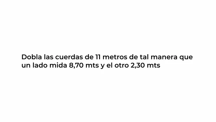 Doblar las dos cuerdas de 11 metros (87 cm y 23 cm). Unir ambas al mosquetón con nudo Alondra (partes cortas al centro, largas al exterior).
