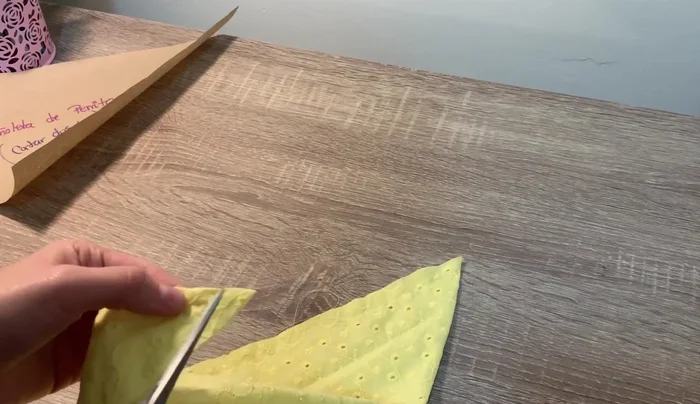 Voltear la pieza por el espacio dejado sin coser. Utilizar una aguja de tejer o los dedos para sacar las esquinas.