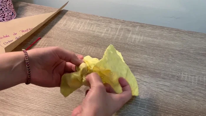 Voltear la pieza por el espacio dejado sin coser. Utilizar una aguja de tejer o los dedos para sacar las esquinas.