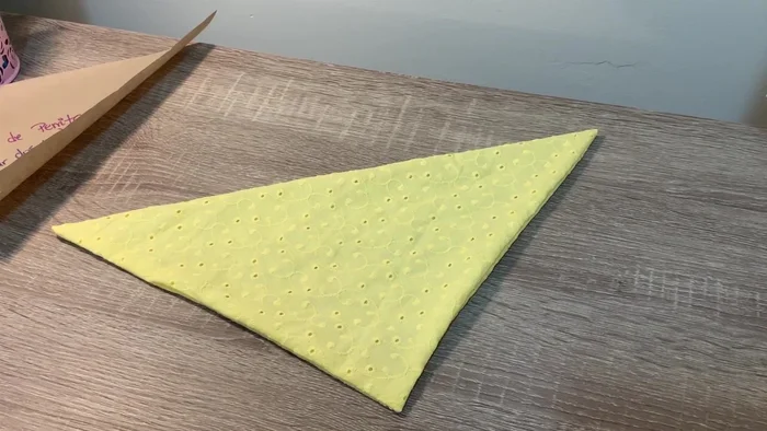 Planchar la pañoleta. Cerrar el espacio sin coser a mano o con máquina.