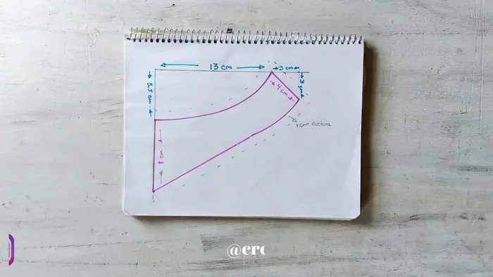 Crear el patrón: Dibuja un patrón sencillo como se muestra en el video (115.19). Ajusta las medidas según el tamaño de tu mascota (201.64). Recuerda agregar un centímetro de costura (220.18).