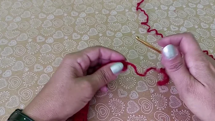 Repetir los pasos 1-5 con diferentes colores de lana para crear varios cilindros.