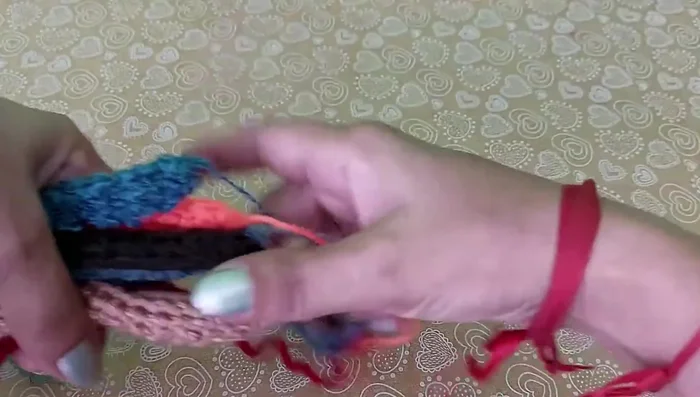 Dejar una cola de lana de aproximadamente 20 cm en cada cilindro.