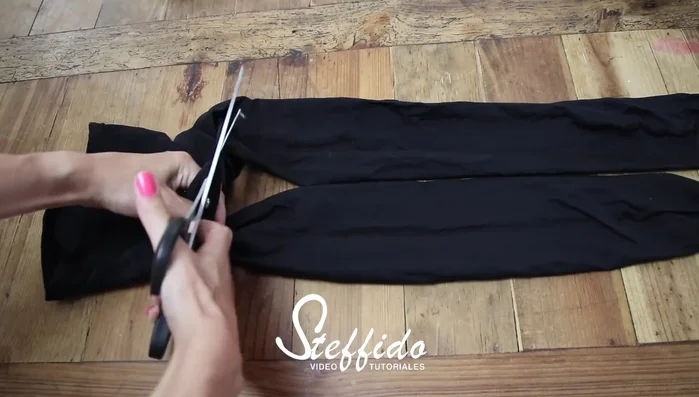 Apretar bien la media hasta el fondo y hacer un nudo.