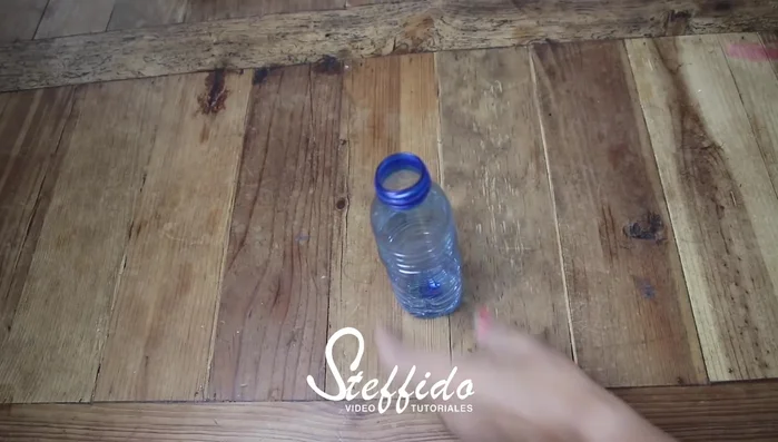 Llenar la botella con pienso.