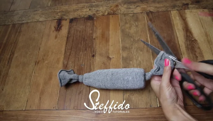 Cortar la parte cerrada del calcetín y las tiras restantes.