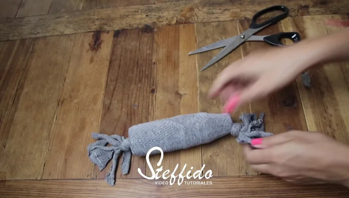 Estira las tiras un poco para hacer el juguete más atractivo.