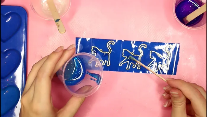 Aplicación de la resina: Verter pequeñas cantidades de la mezcla en el molde, extender con un palillo.