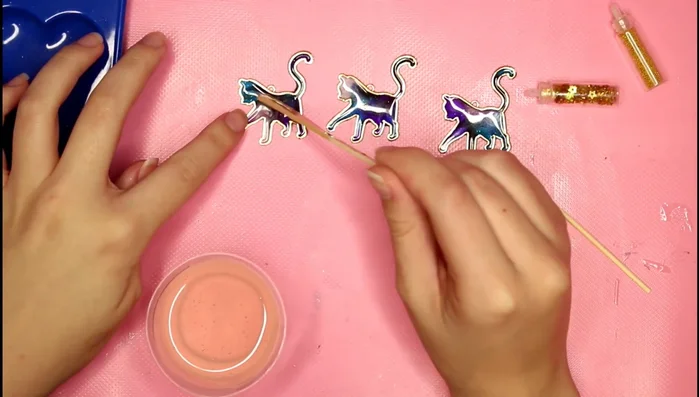 Decoración: Agregar purpurina, estrellas doradas y micro marbles doradas.