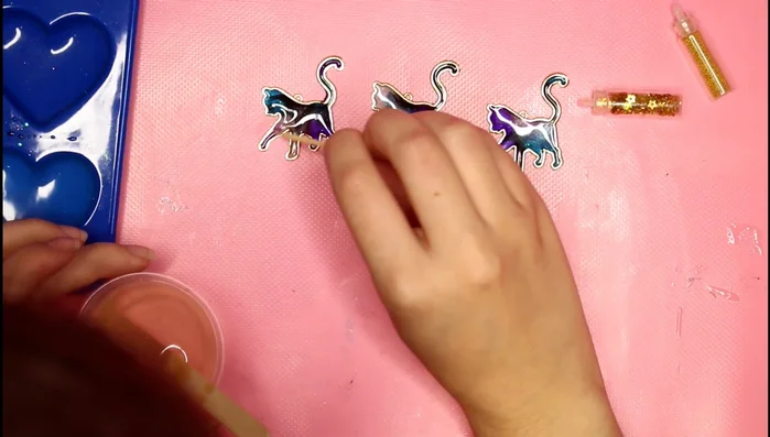 Decoración: Agregar purpurina, estrellas doradas y micro marbles doradas.