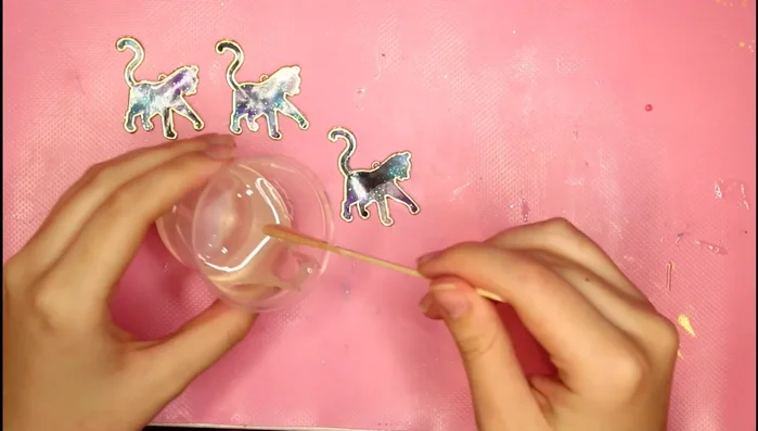 Capa trasera (opcional): Aplicar una capa de resina en la parte trasera para mayor brillo.