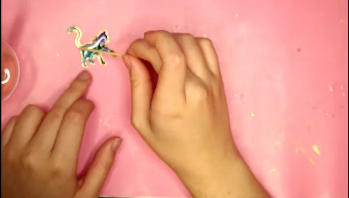 Acabado: Agregar la cadena dorada para completar el collar.