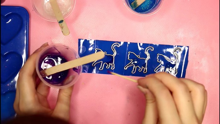 Preparación de la base: Mezcla de resinas de colores (negro, morado, azul y blanco perlado) y purpurina blanca.