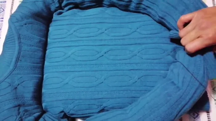 Cerrar completamente la camita cosiendo los bordes restantes. Unir las 'manitas' (laterales).