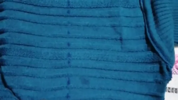 Hilvanar la playera para formar la base y el respaldo de la camita.