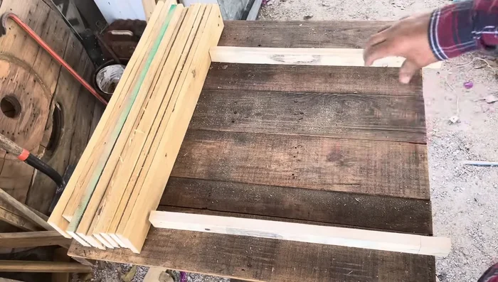 Pegar las tiras para formar los laterales de la casita.