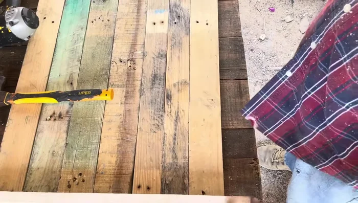 Utilizar una tabla para la base, dejando un espacio de 5cm. Fijarla a los laterales.