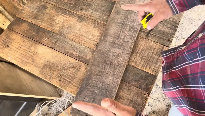 Hacer el corte final para la forma de dos aguas en el techo.