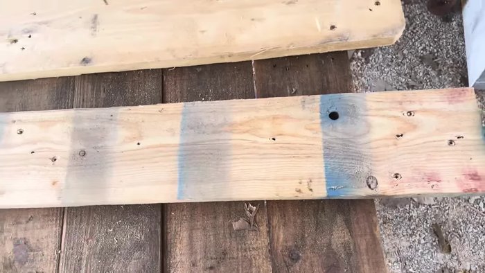 Marcar 5 cm en cada extremo de las tiras para el espacio inferior, redondeando las esquinas.