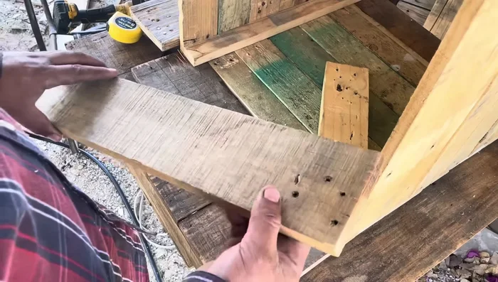 Pegar dos tablas del mismo ancho a los lados del techo para dar uniformidad.