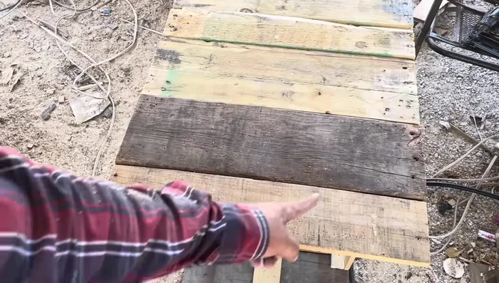 Agregar tablas para la entrada de la casita y crear la forma redonda de la puerta.