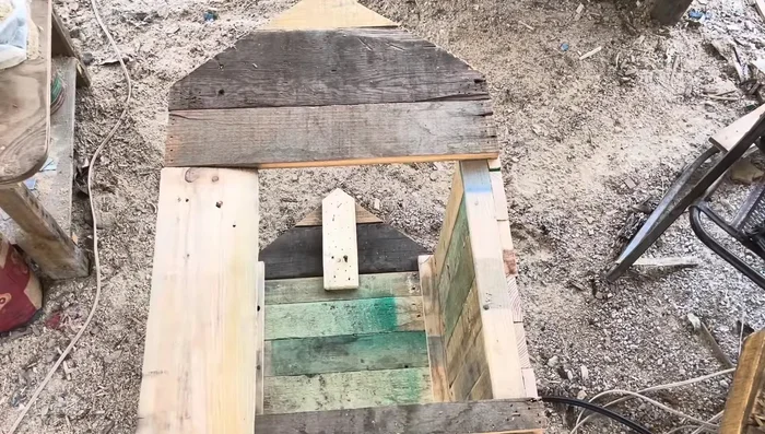 Agregar tablas para la entrada de la casita y crear la forma redonda de la puerta.