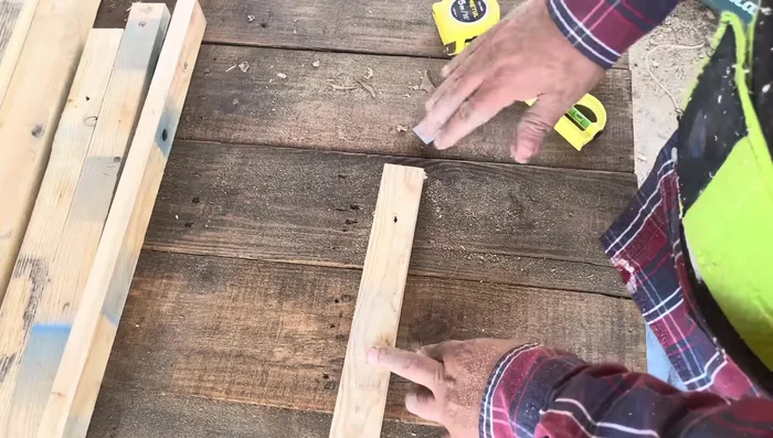 Marcar 5 cm en cada extremo de las tiras para el espacio inferior, redondeando las esquinas.