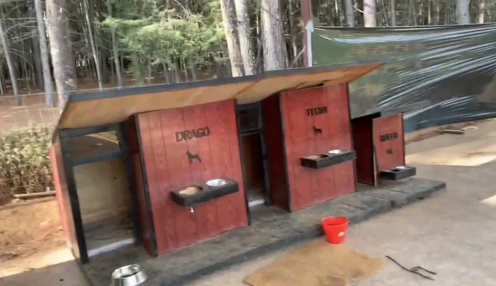 Diseño y planificación: Definir las dimensiones de cada caseta individual (aprox. 1 metro de ancho x 1 metro de profundidad) y la longitud total de la estructura (aprox. 3.5 metros). Considerar la altura a la cruz de cada perro para colocar los comederos a la altura adecuada.