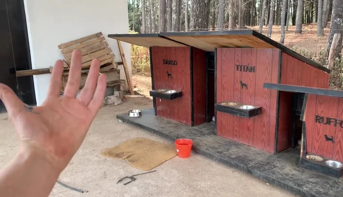 Estructura principal: Construir marcos con barrotes de madera (aprox. la mitad de un tablón) ensamblándolos con perforaciones a la mitad de la madera. Estos marcos servirán de base para el triplay.