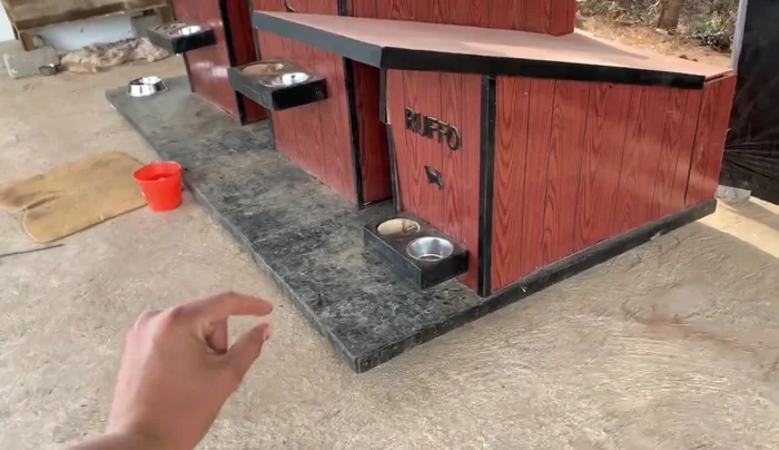 Cubierta y paredes: Fijar triplay grueso (casi 9 mm) al suelo y triplay más delgado a las paredes y techo. El techo debe ser abatible para facilitar la limpieza.