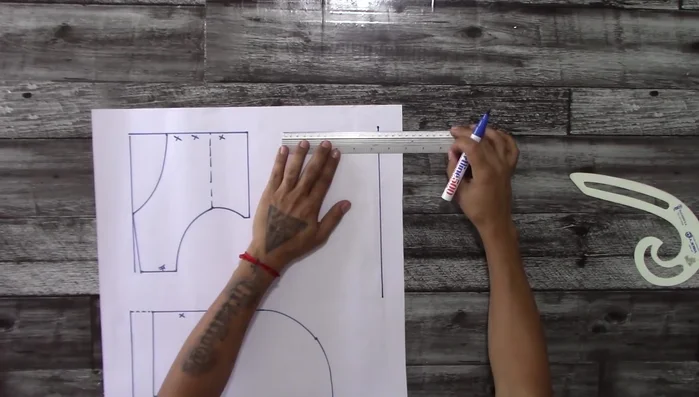 Trazar el patrón de la capucha en talla 4.