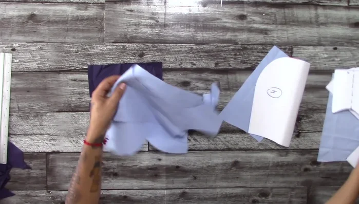 Recortar las piezas de tela según los patrones, incluyendo márgenes de costura.